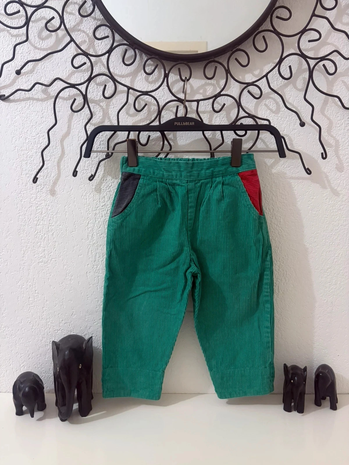 🔵 Pantalón de Terciopelo Acanalado Verde Botella – 18 meses – photo 2